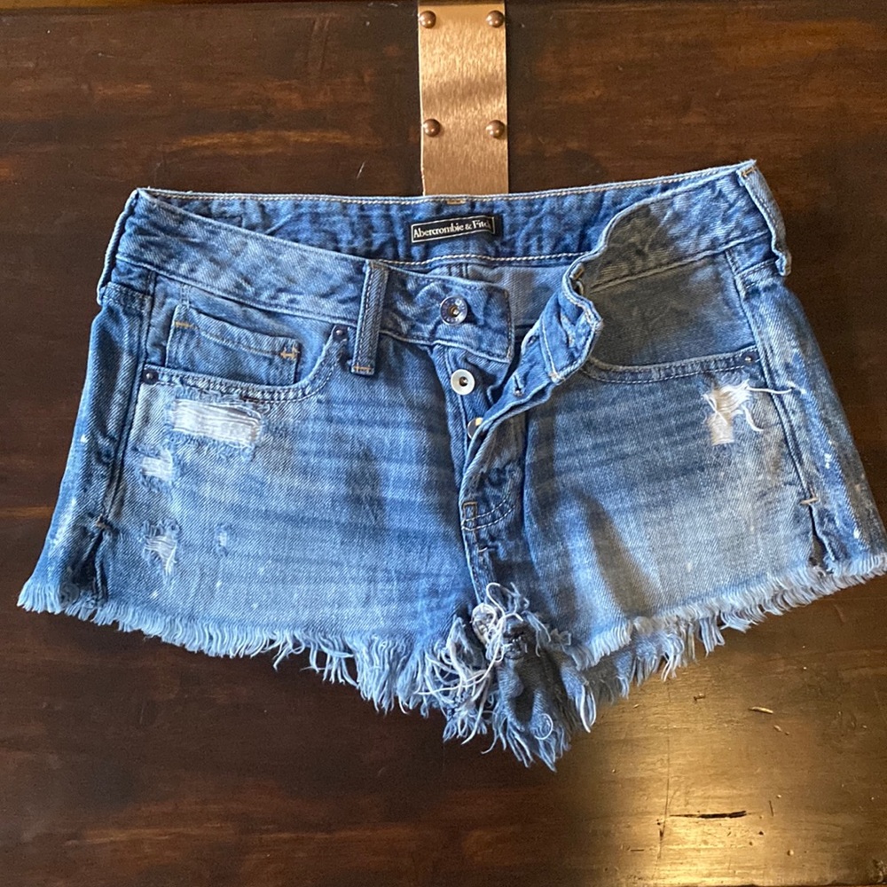Abercrombie & Fitch Boyfriend Jean Shorts. 26. UEC.